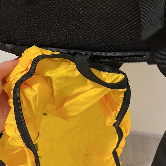 Bench black backpack with yellow waterproof cover built in - Picture 8 of 12